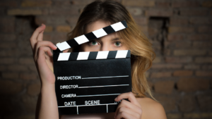 wa Bukowska na premierze filmowej, elegancka i uśmiechnięta, z charakterystyczną pewnością siebie i wdziękiem